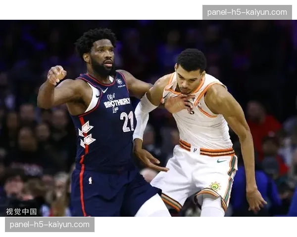 恩比德低位强打文班亚马未果，后者连续两次封盖点燃主场气氛