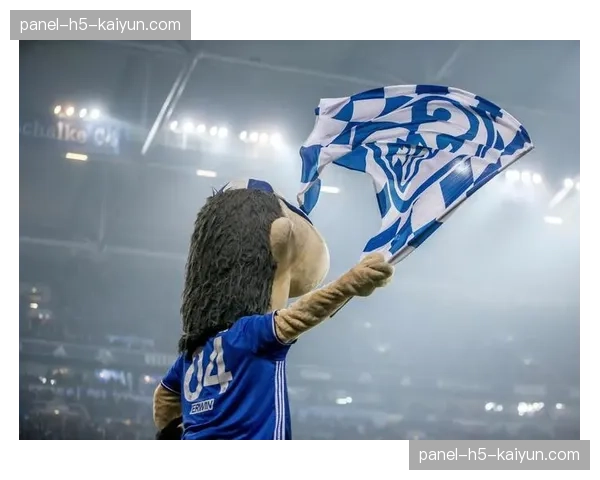 特写:告别战?沙尔克老将赛后向主场球迷挥泪致意 特写:告别战?沙尔克老将赛后向主场球迷挥泪致意