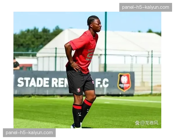 雷恩俱乐部开放训练课，吸引数千名小球迷到场